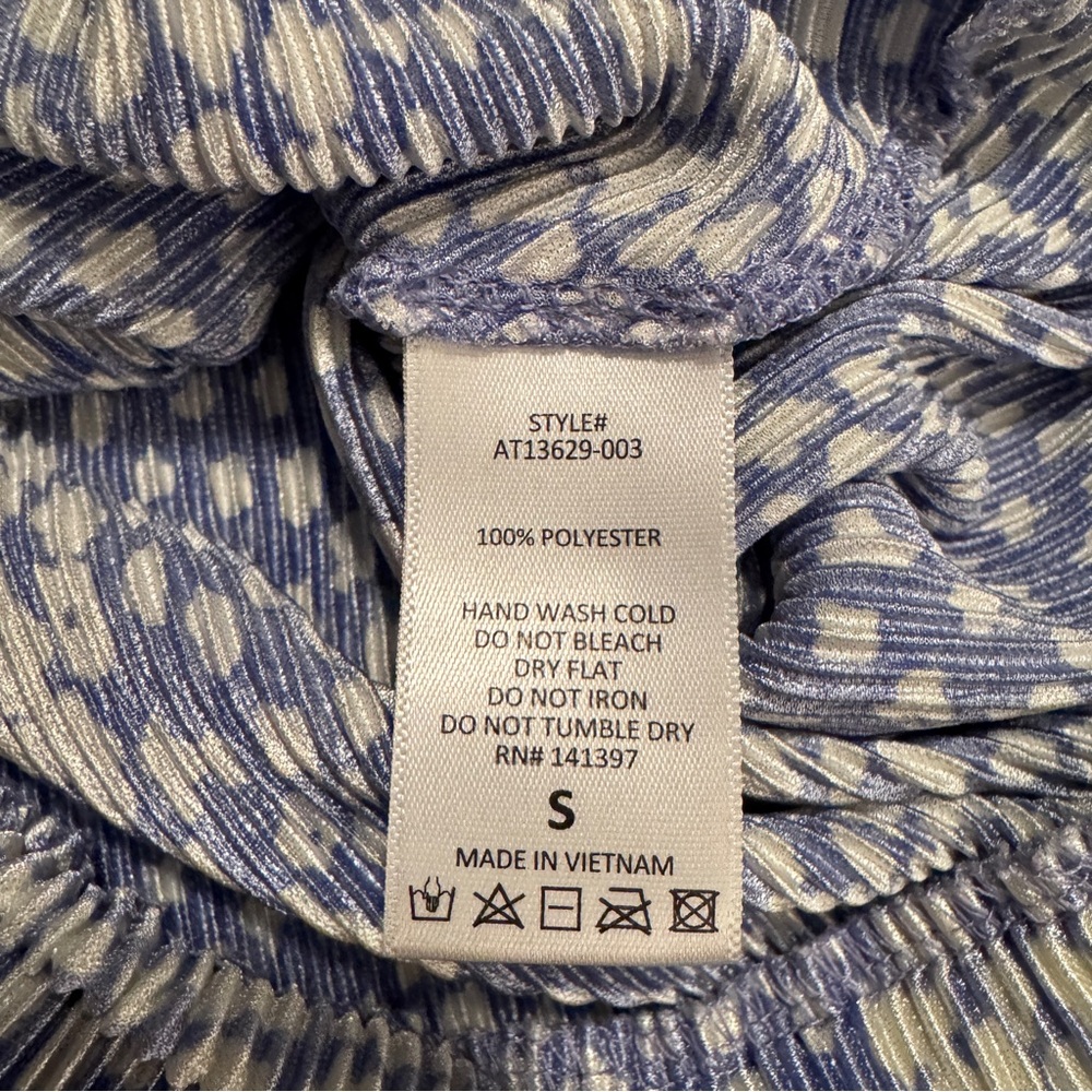 ASTR The Label Blue Floral Wrap Blouse Flutter Sleeve - S- EUC - Picture 5 of 7